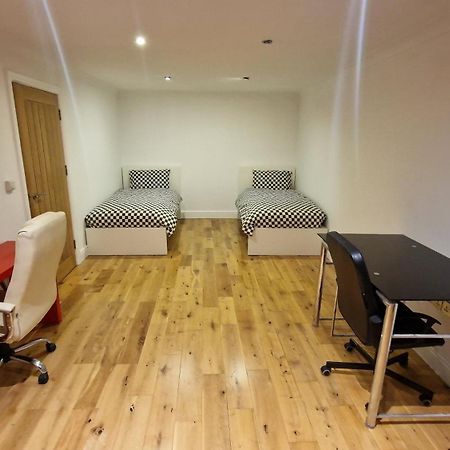 Comfort Sleep - Rooms With Shared Facilities Уиндзор Екстериор снимка