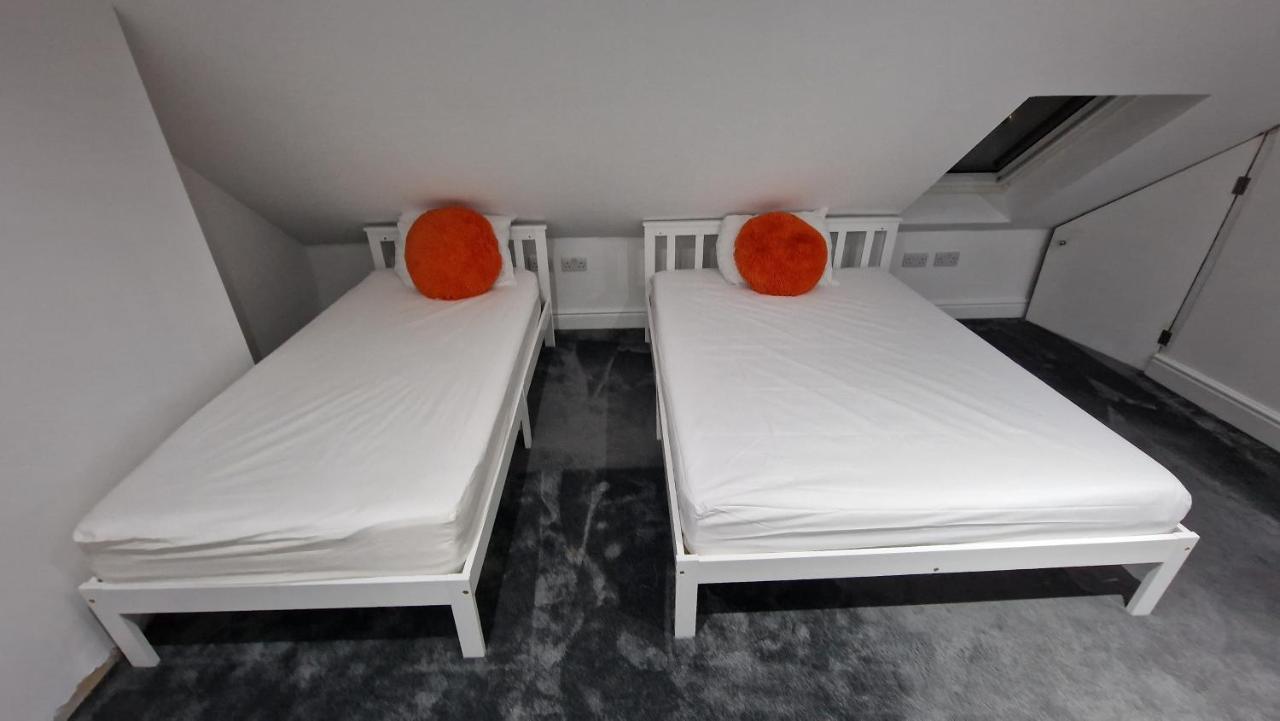Comfort Sleep - Rooms With Shared Facilities Уиндзор Екстериор снимка