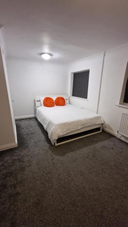 Comfort Sleep - Rooms With Shared Facilities Уиндзор Екстериор снимка