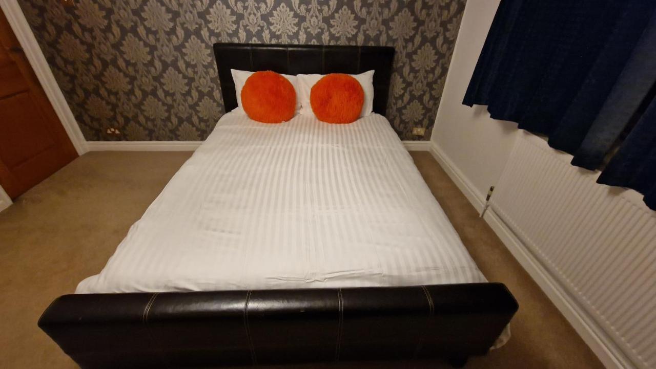 Comfort Sleep - Rooms With Shared Facilities Уиндзор Екстериор снимка