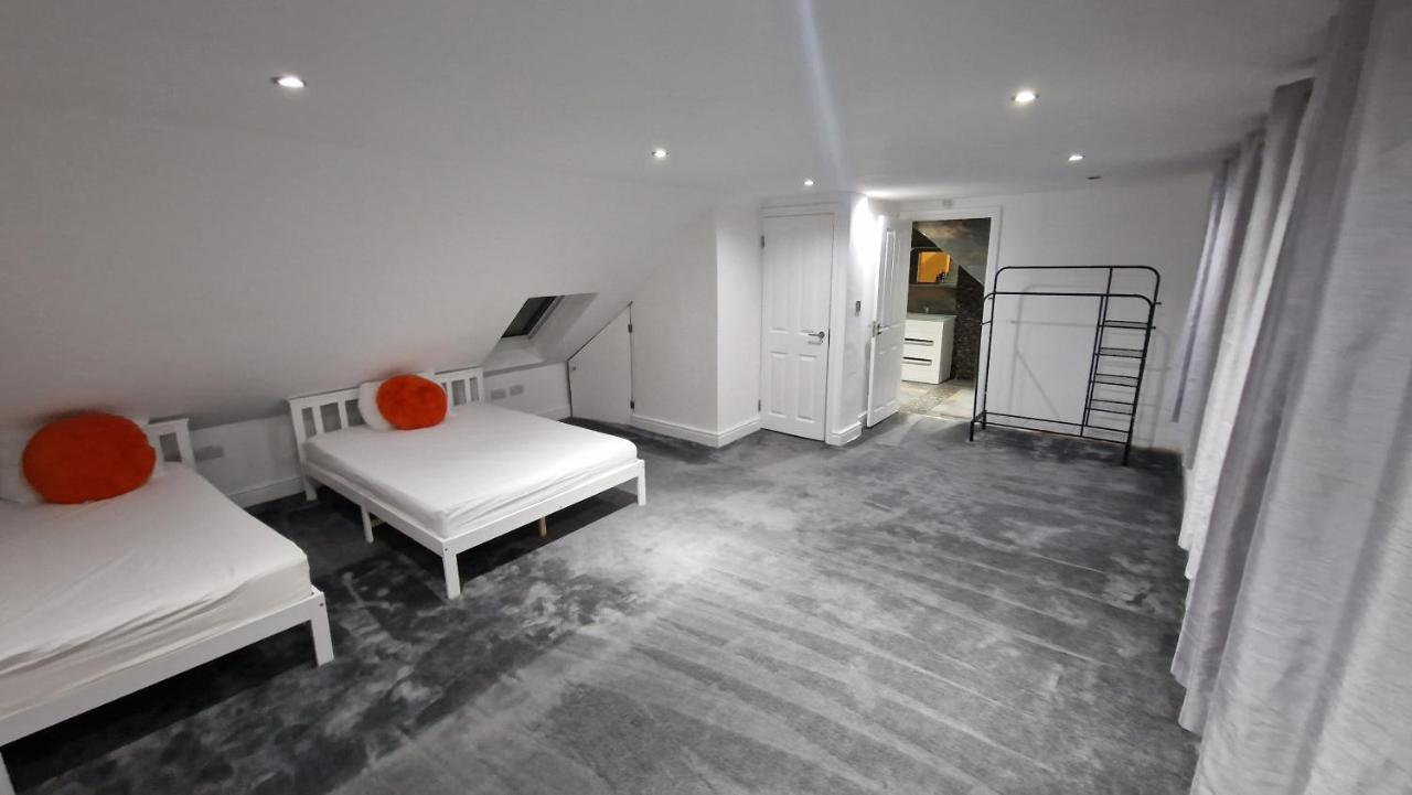 Comfort Sleep - Rooms With Shared Facilities Уиндзор Екстериор снимка