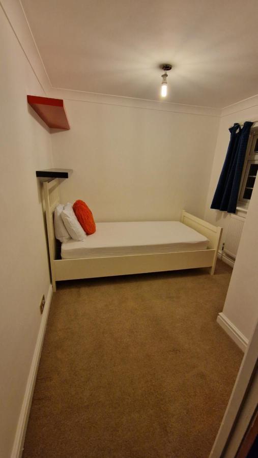 Comfort Sleep - Rooms With Shared Facilities Уиндзор Екстериор снимка