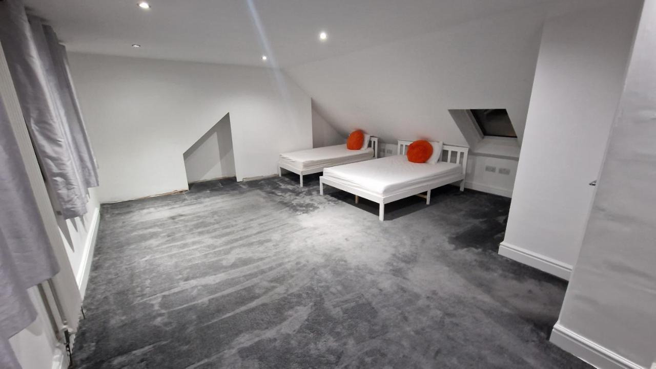 Comfort Sleep - Rooms With Shared Facilities Уиндзор Екстериор снимка