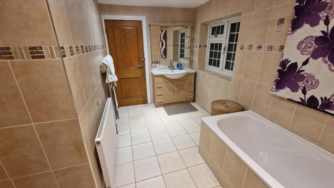 Comfort Sleep - Rooms With Shared Facilities Уиндзор Екстериор снимка