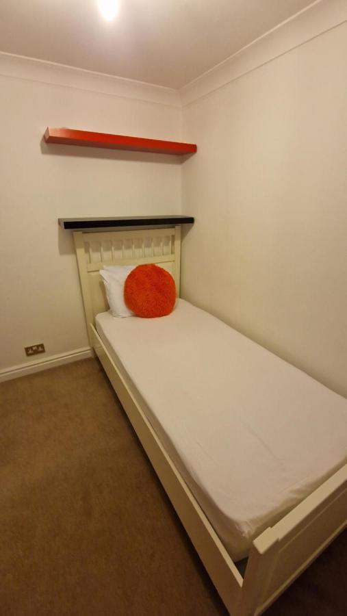 Comfort Sleep - Rooms With Shared Facilities Уиндзор Екстериор снимка