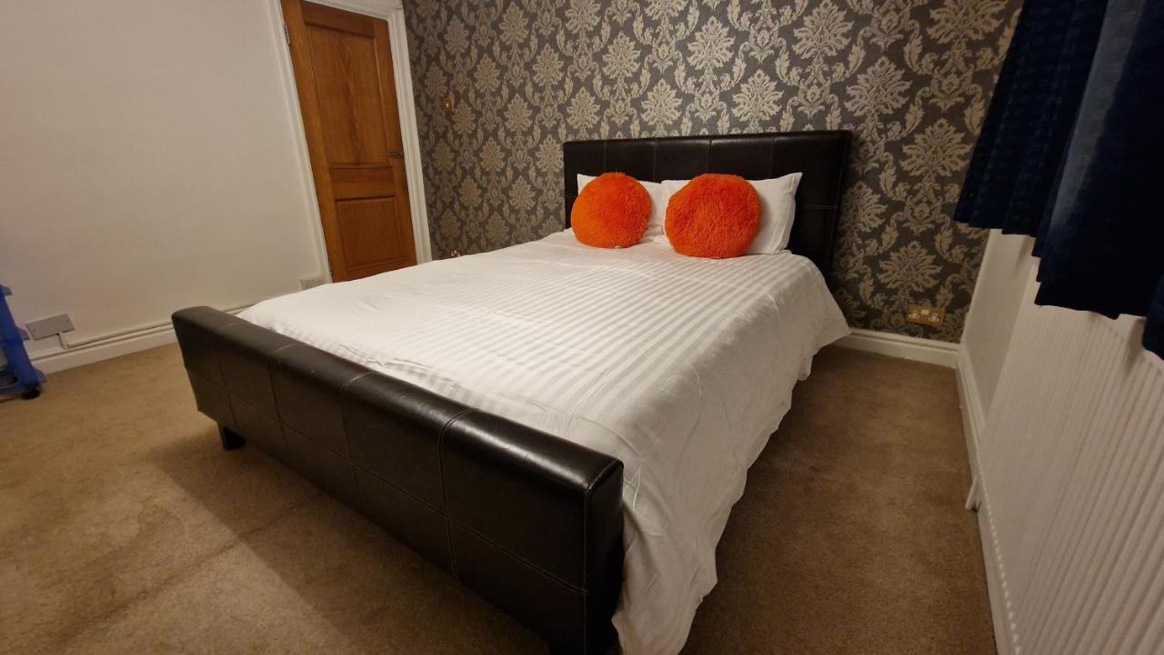 Comfort Sleep - Rooms With Shared Facilities Уиндзор Екстериор снимка