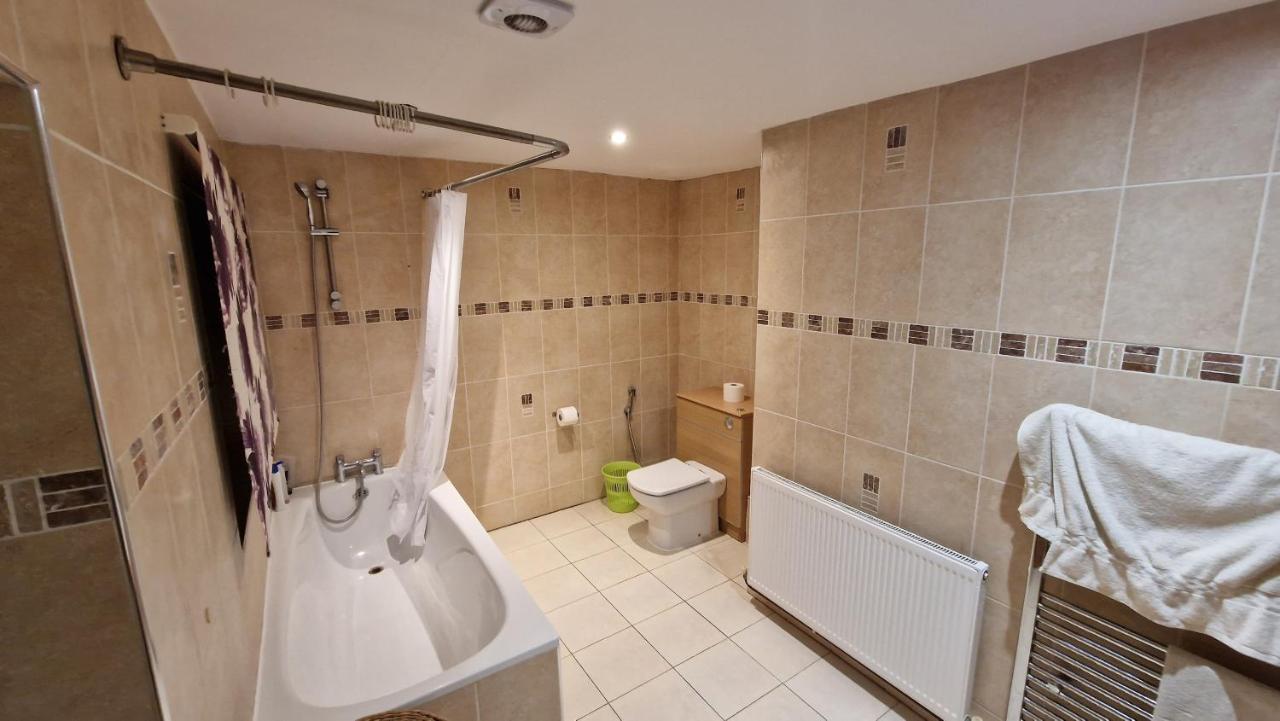 Comfort Sleep - Rooms With Shared Facilities Уиндзор Екстериор снимка