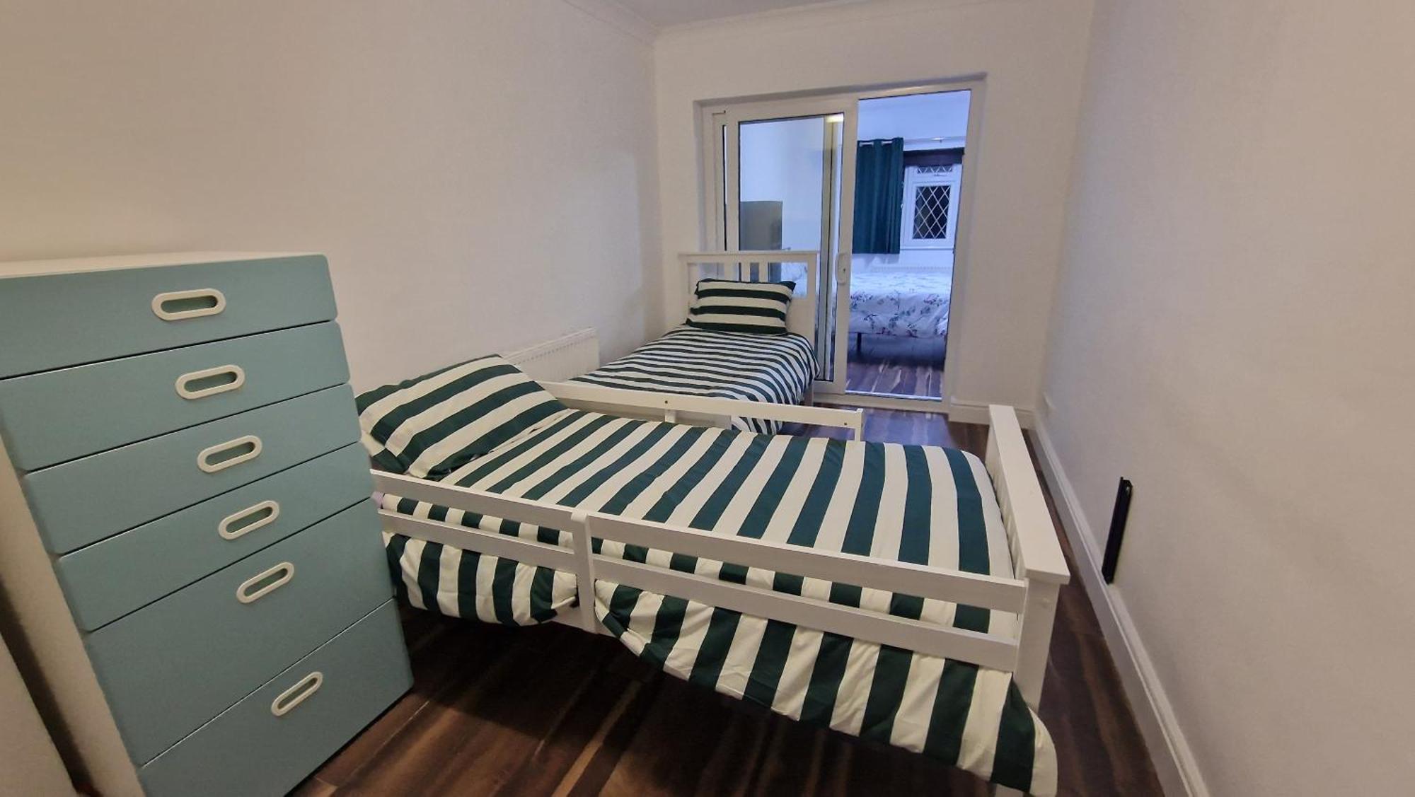 Comfort Sleep - Rooms With Shared Facilities Уиндзор Екстериор снимка