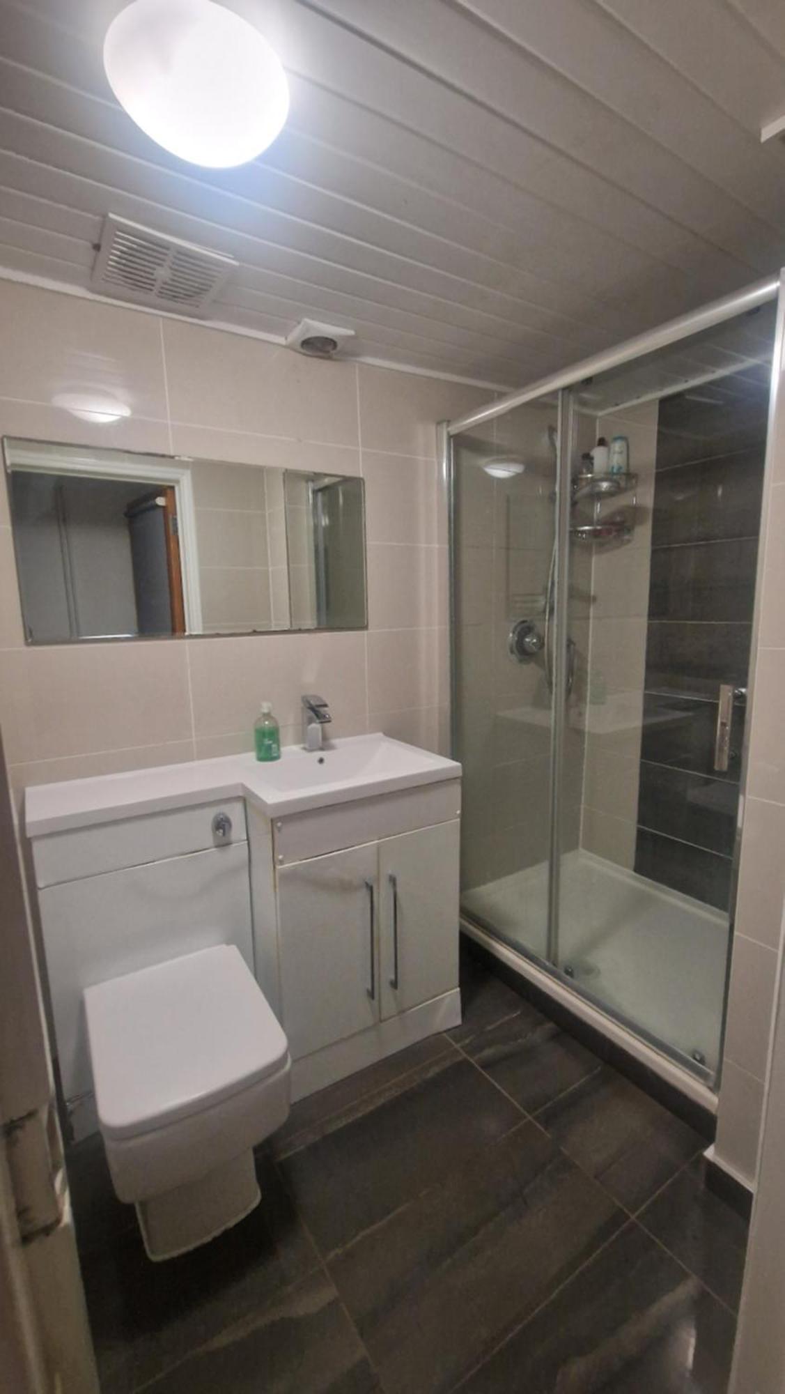 Comfort Sleep - Rooms With Shared Facilities Уиндзор Екстериор снимка