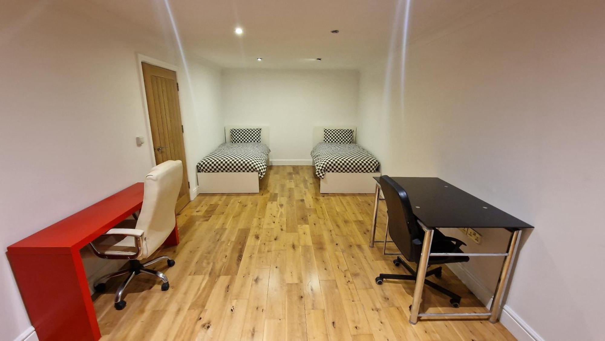Comfort Sleep - Rooms With Shared Facilities Уиндзор Екстериор снимка