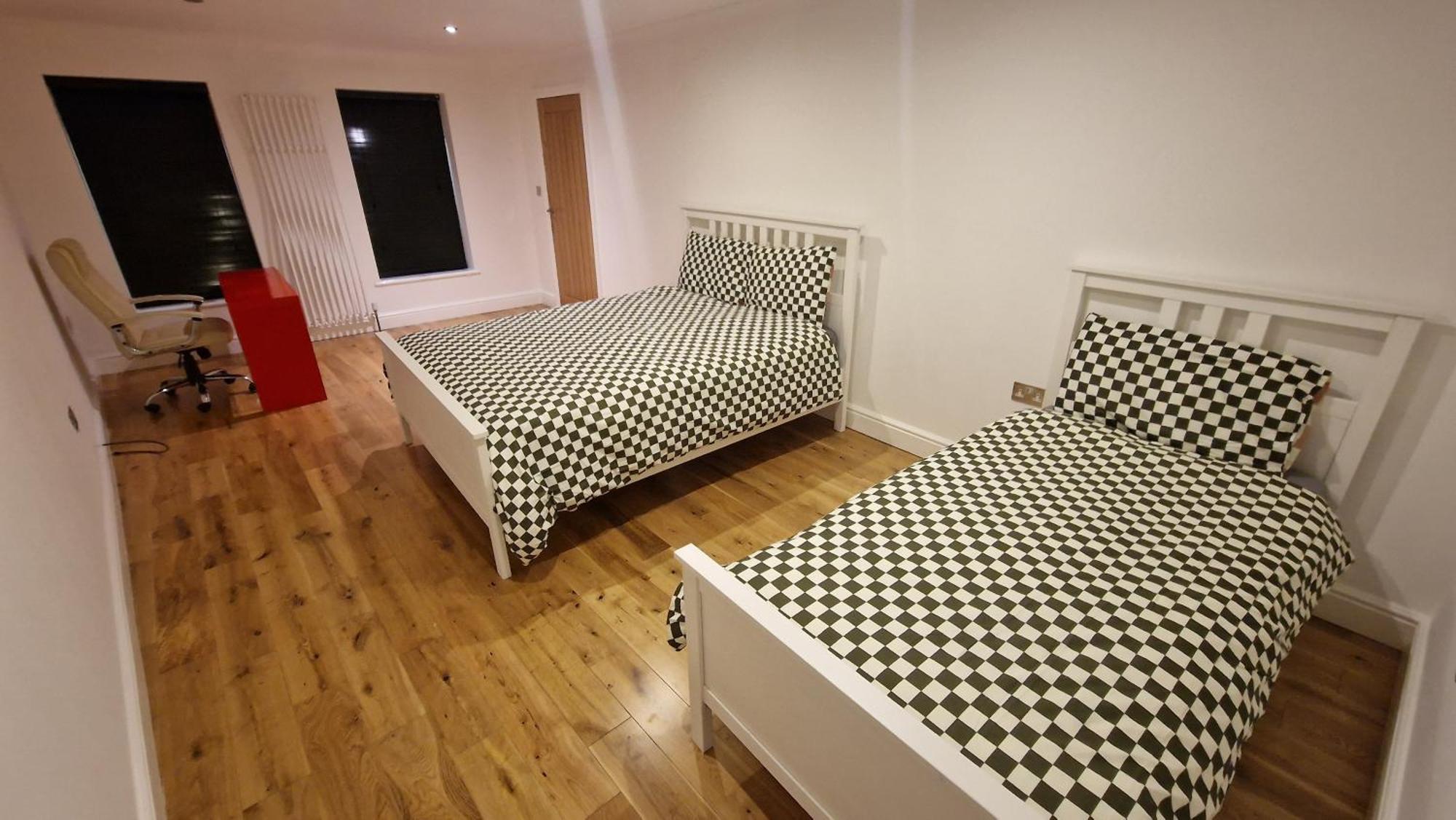 Comfort Sleep - Rooms With Shared Facilities Уиндзор Екстериор снимка
