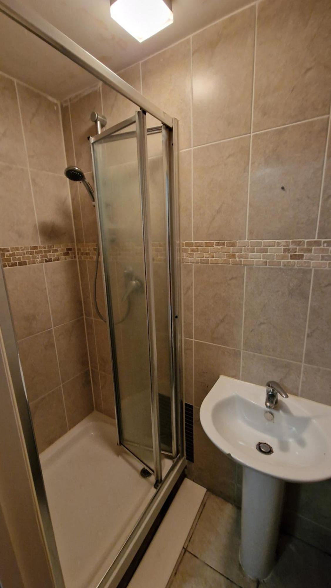 Comfort Sleep - Rooms With Shared Facilities Уиндзор Екстериор снимка
